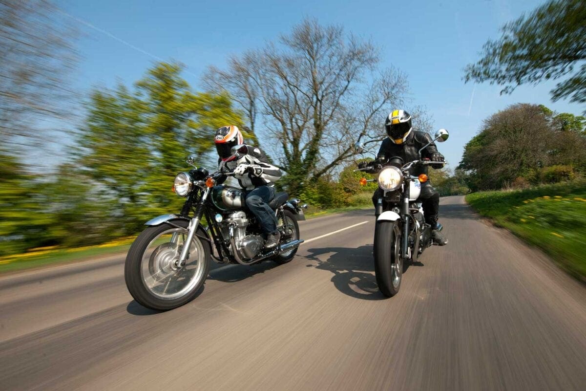 hegn eskortere Billedhugger 2011 Kawasaki W800 vs Triumph Bonneville | Group test review | MoreBikes