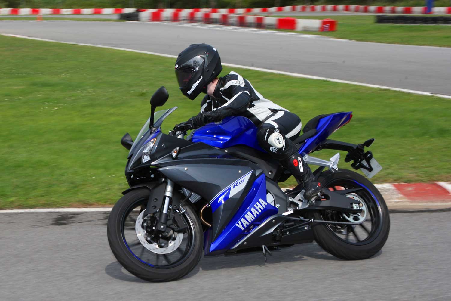 2014 Yamaha  YZF  R125  review MoreBikes