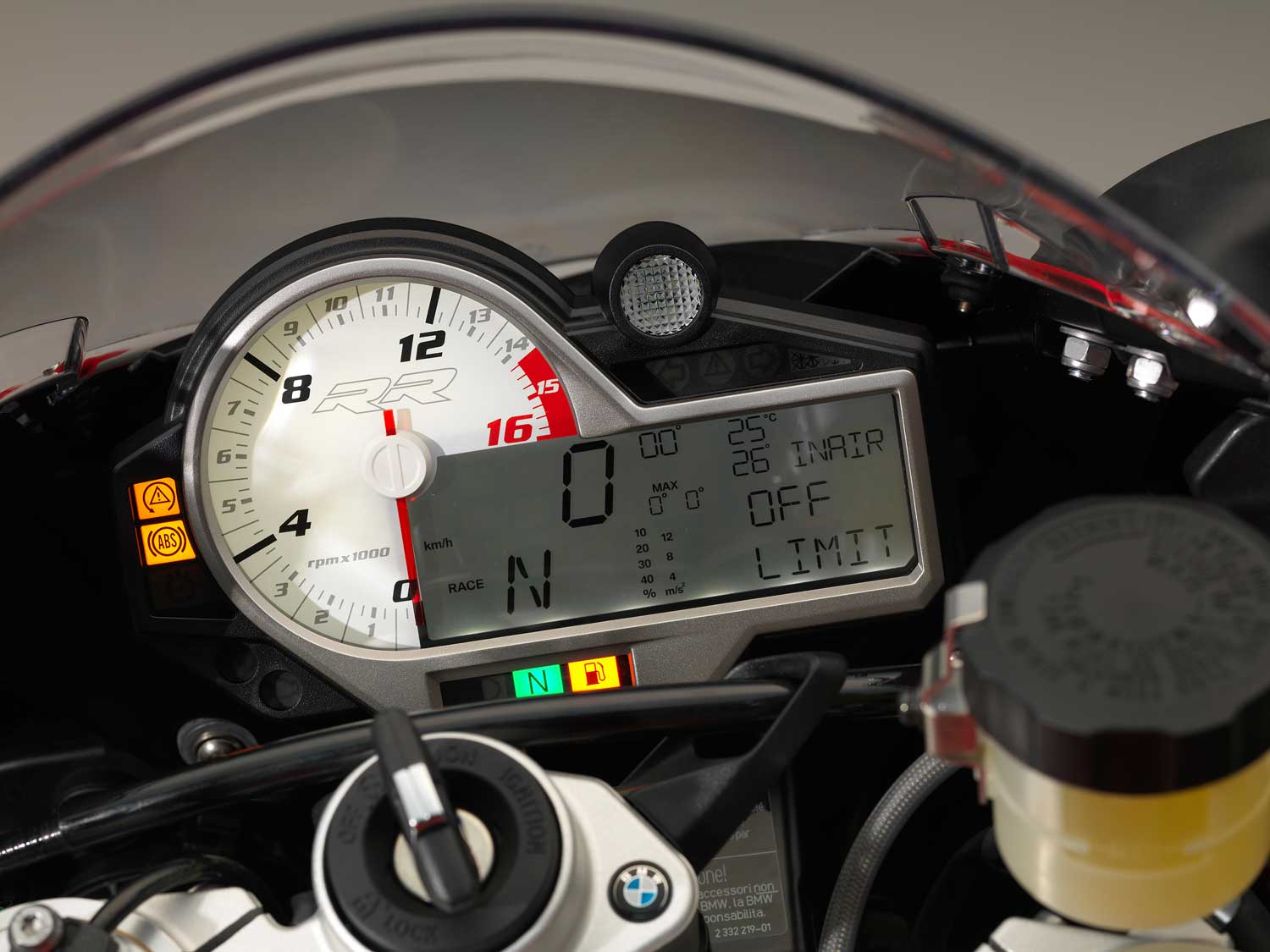 2015-BMW-S1000RR-046