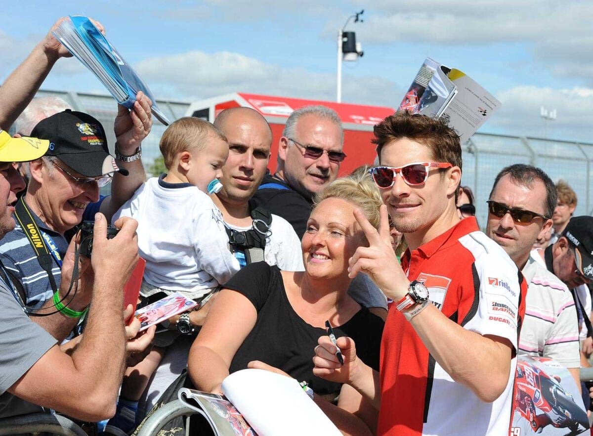 Nicky-Hayden-signs-for-the-fans-in-pit-lane-(2)