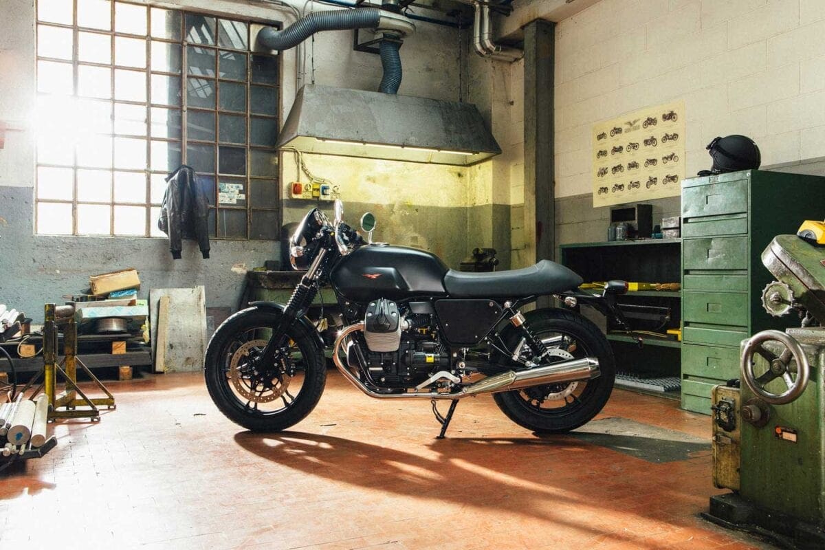 Moto-Guzzi-V7-040-V7-II-DARK-RIDER
