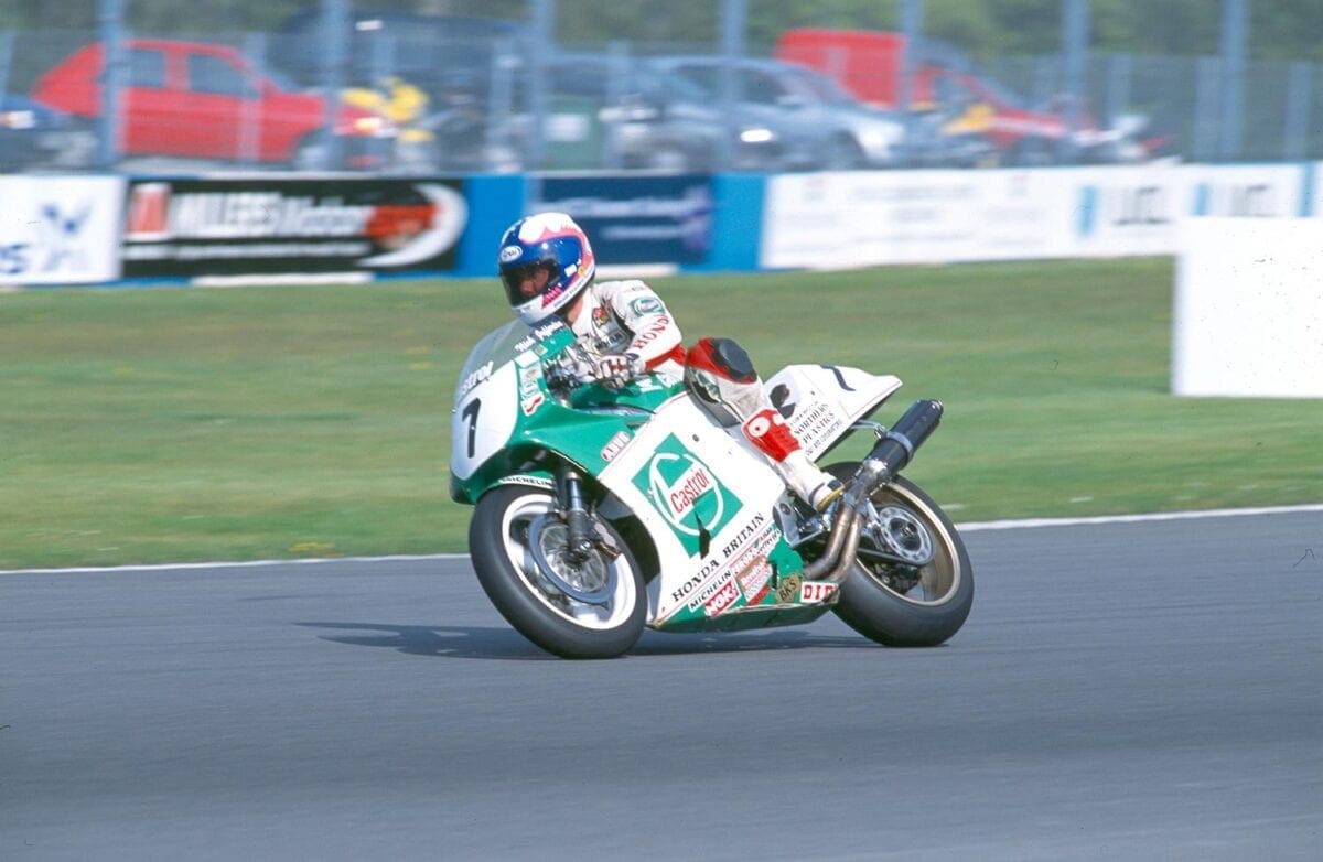 Nick-Jefferies-in-short-circuit-action-on-his-TT-winning-Honda-RC30.-Credit---Mortons-Archive
