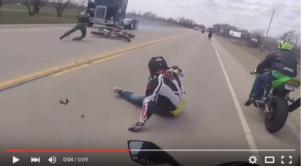 2016-04-19 08_41_03-Motorcycle vs. Dog (different angle)سائق دراجة نارية ينجو من الموت بأعجوبة - You