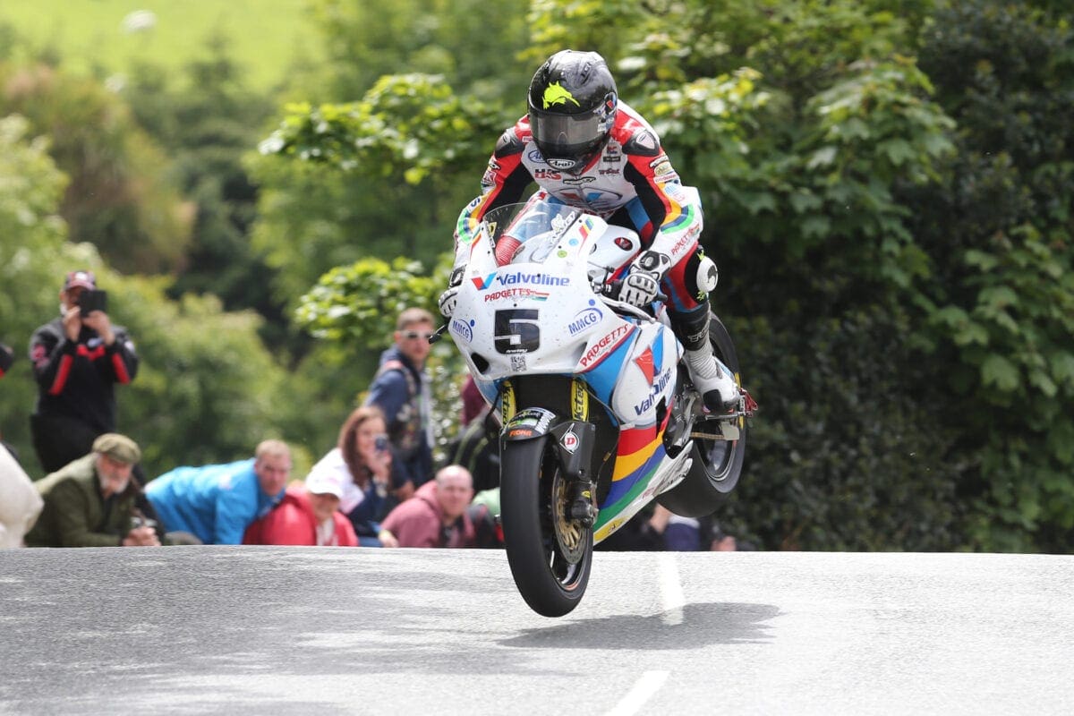 Pacemaker Press, Belfast: 07/06/2015: Bruce Anstey on the Valvoline Racing by Padgetts Honda in the RST Superbike TT race. Picture by Dave Kneen