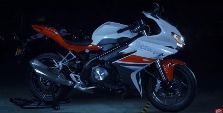 Video 2017 Benelli Tornado 302R in full on launch action