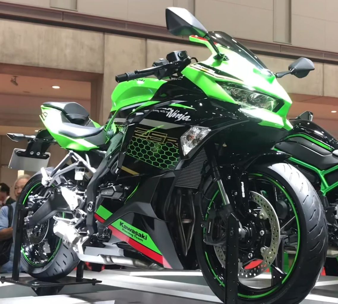 Looks like this, revs to 17,000rpm. Yes please. We'd like a proper quick go on this motorcycle, please.