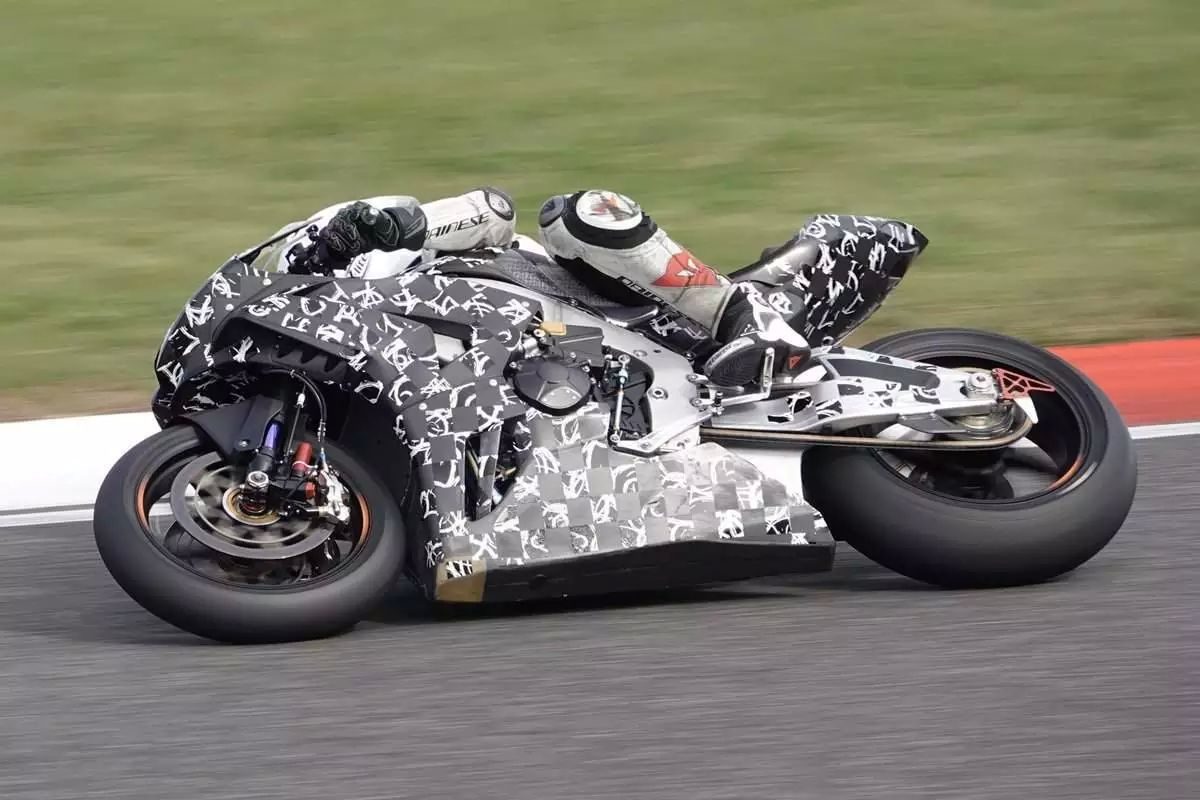 This is superb photographic quality for someone just posting their photos to a social media account of one of the hottest bikes of 2020, aren't they? Almost like these photos of the 2020 Honda SuperBlade aren't as innocent as they're made out to be...