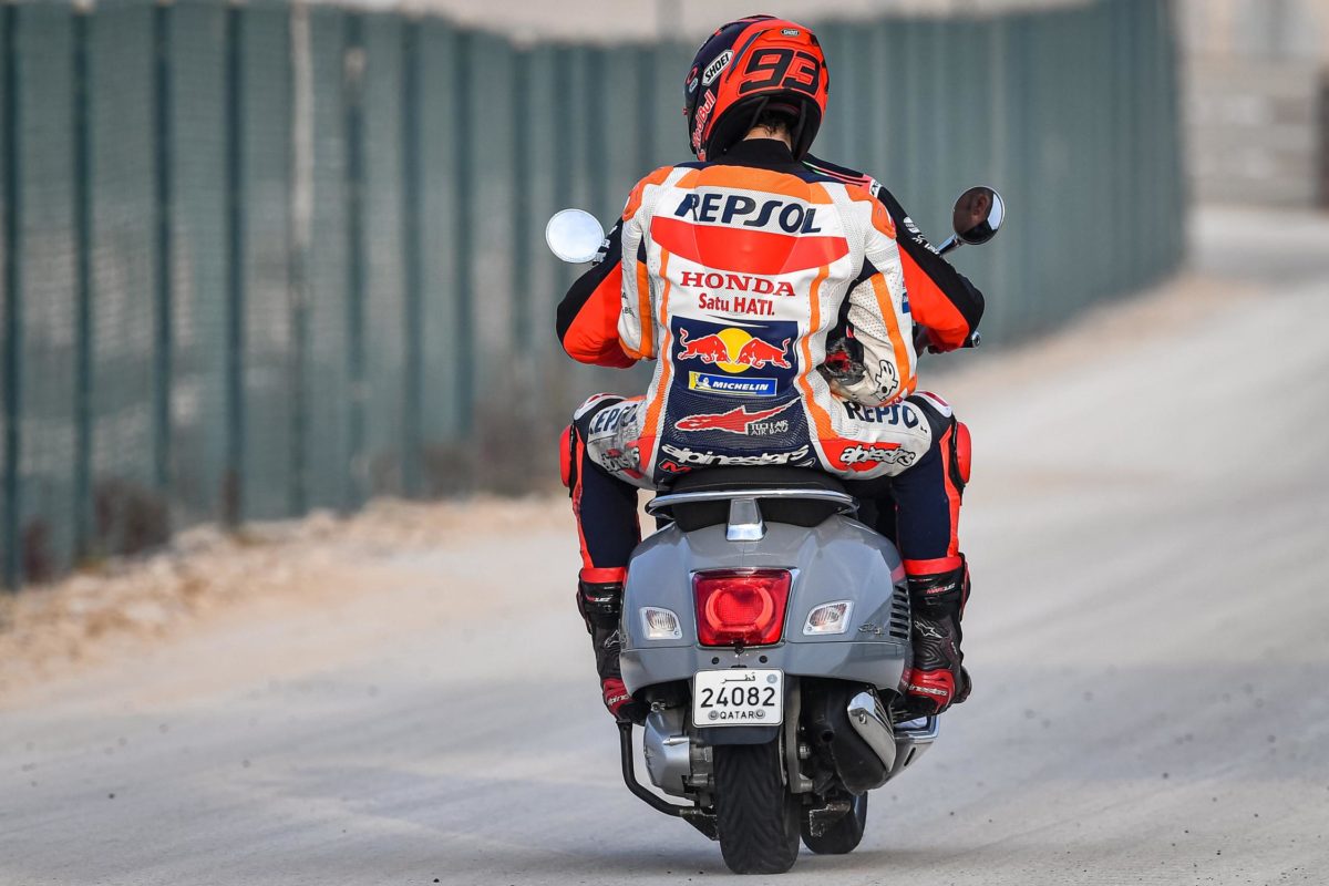 Check out the burst seams on the inside right elbow, so Marquez' vulnerable right shoulder will have taken a pretty big whack in the Day 2 tumble too... not what he needed.