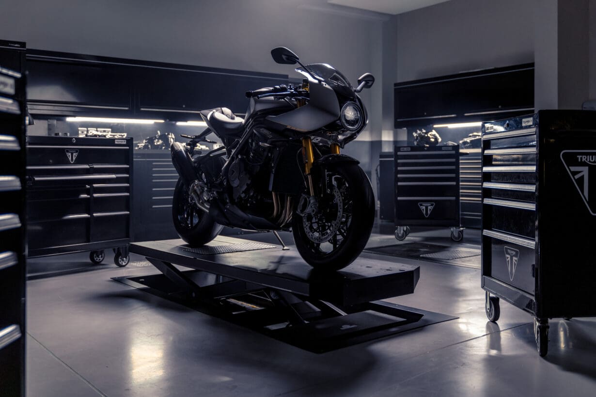 SPEED TRIPLE 1200 RR IN COLLABORATION WITH BREITLING